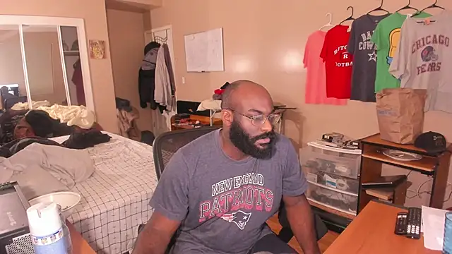 Snapshot of MrChuckDailyXXX chatting on 10.06.25 MrChuckDailyXXX online show from 10.06.25