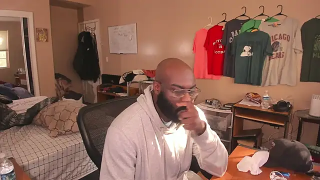 Snapshot of MrChuckDailyXXX chatting on 10.21.25 MrChuckDailyXXX online show from 10.21.25