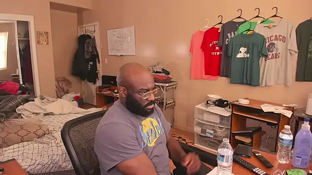 Snapshot of MrChuckDailyXXX chatting on 11.05.25 MrChuckDailyXXX online show from 11.05.25