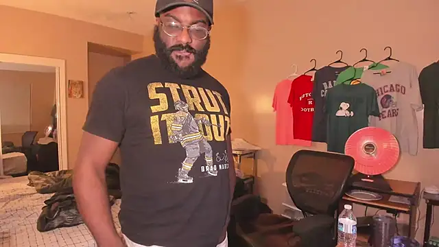 Snapshot of MrChuckDailyXXX chatting on 12.02.25 MrChuckDailyXXX online show from 12.02.25