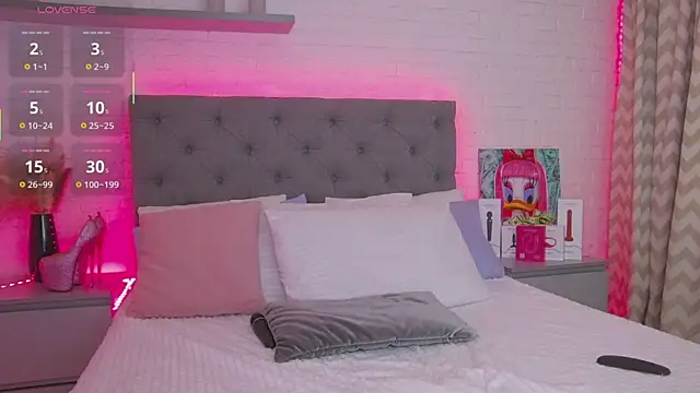 Snapshot of Born_to_Blow chatting on 10.23.25 Born to Blow online show from 10.23.25