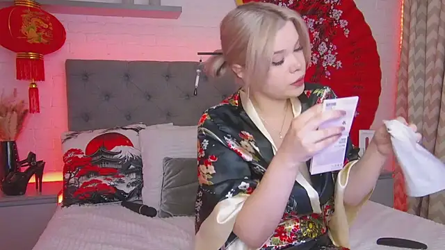 Snapshot of Born_to_Blow chatting on 10.27.25 Born to Blow online show from 10.27.25