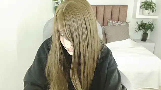 Snapshot of celestica_rose chatting on 06.18.26 celestica rose online show from 06.18.26