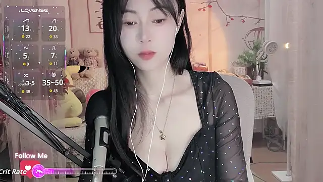 Snapshot of Lisa-s chatting on 11.20.25 Lisa-s online show from 11.20.25