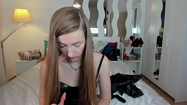 Snapshot of KateRedgar chatting on 02.26.25 KateRedgar online show from 02.26.25