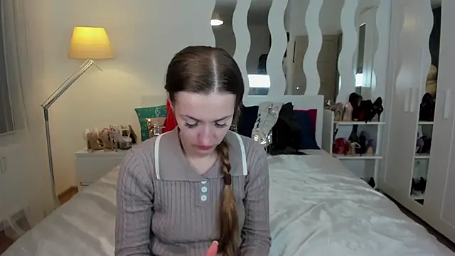 Snapshot of KateRedgar chatting on 03.19.25 KateRedgar online show from 03.19.25