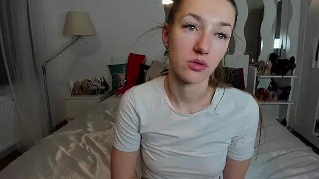 Snapshot of KateRedgar chatting on 03.22.25 KateRedgar online show from 03.22.25