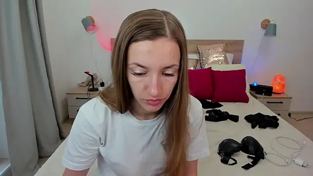 Snapshot of KateRedgar chatting on 09.17.25 KateRedgar online show from 09.17.25