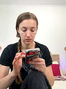 Snapshot of KateRedgar chatting on 11.08.25 KateRedgar online show from 11.08.25