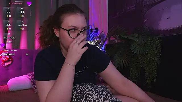 Snapshot of Mia__Peach chatting on 12.08.24 Mia Peach online show from 12.08.24