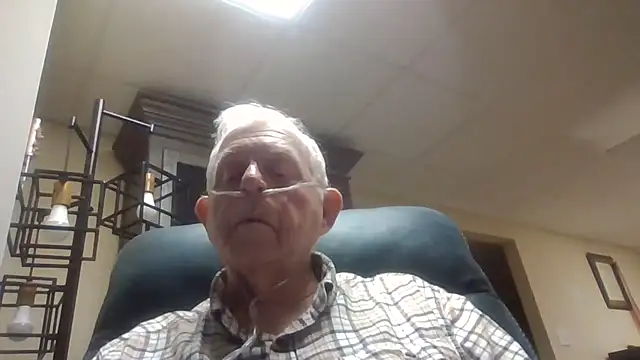 Snapshot of bootlegmanz chatting on 10.31.25 bootlegmanz online show from 10.31.25