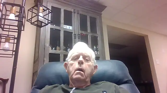 Snapshot of bootlegmanz chatting on 11.30.25 bootlegmanz online show from 11.30.25