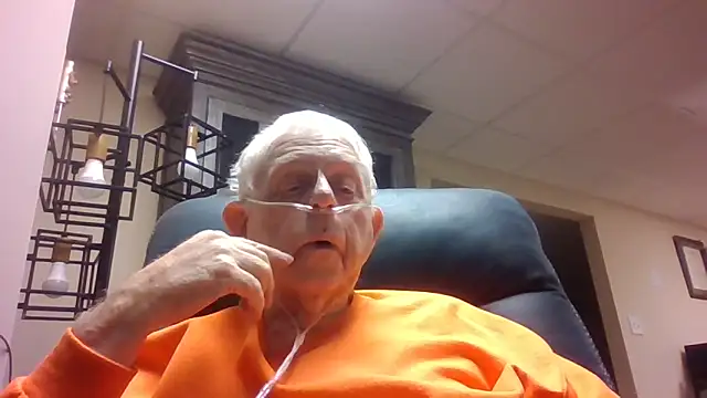 Snapshot of bootlegmanz chatting on 12.04.25 bootlegmanz online show from 12.04.25