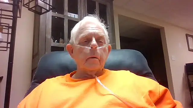 Snapshot of bootlegmanz chatting on 12.04.25 bootlegmanz online show from 12.04.25