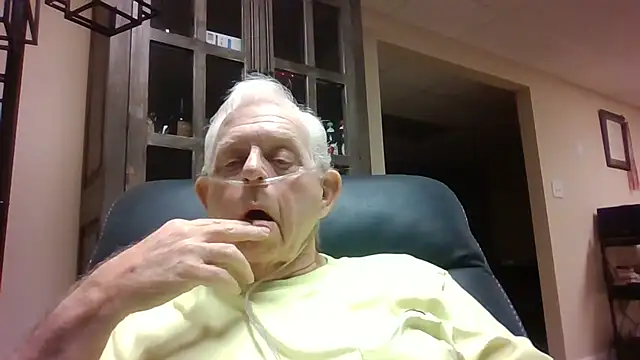 Snapshot of bootlegmanz chatting on 12.18.25 bootlegmanz online show from 12.18.25