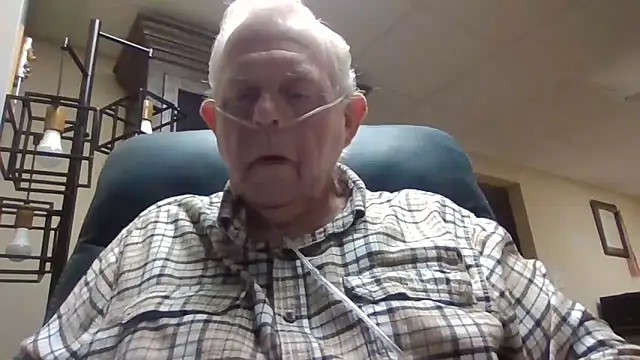 Snapshot of bootlegmanz chatting on 12.20.25 bootlegmanz online show from 12.20.25