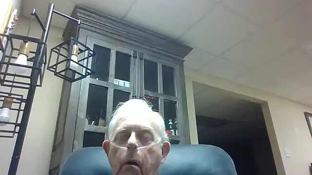 Snapshot of bootlegmanz chatting on 12.21.25 bootlegmanz online show from 12.21.25