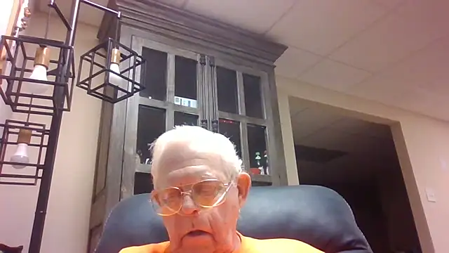 Snapshot of bootlegmanz chatting on 12.22.25 bootlegmanz online show from 12.22.25