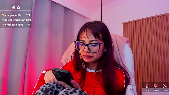 Snapshot of sophiecherry_ chatting on 11.08.25 sophiecherry online show from 11.08.25