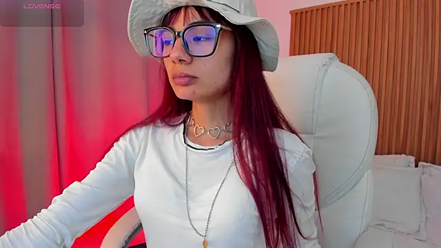 Snapshot of sophiecherry_ chatting on 11.12.25 sophiecherry online show from 11.12.25