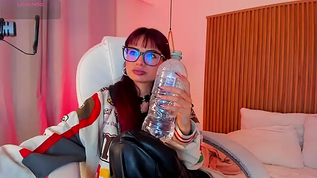 Snapshot of sophiecherry_ chatting on 11.15.25 sophiecherry online show from 11.15.25