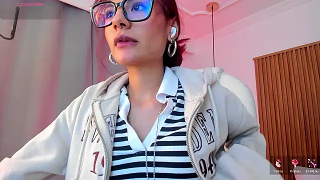 Snapshot of sophiecherry_ chatting on 11.21.25 sophiecherry online show from 11.21.25