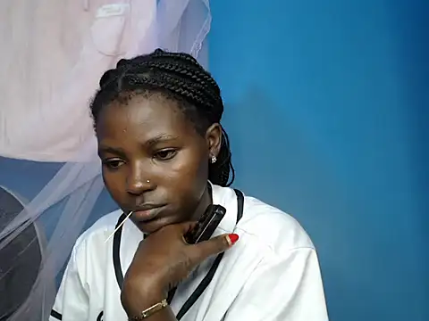 Snapshot of TrishaKalid chatting on 11.18.25 TrishaKalid online show from 11.18.25