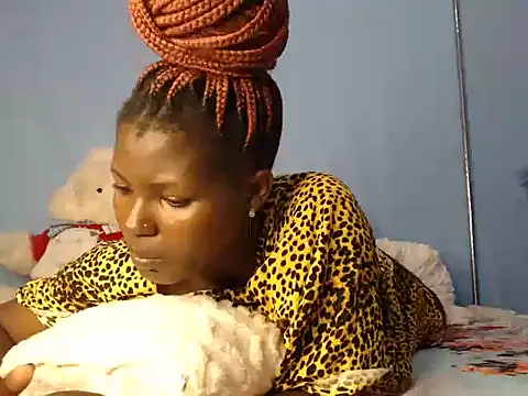 Snapshot of TrishaKalid chatting on 12.18.25 TrishaKalid online show from 12.18.25