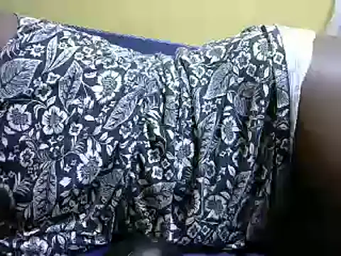 Snapshot of pretty_prickle chatting on 12.02.24 pretty prickle online show from 12.02.24