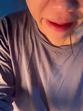 Snapshot of Laura8910 chatting on 01.04.25 Laura8910 online show from 01.04.25