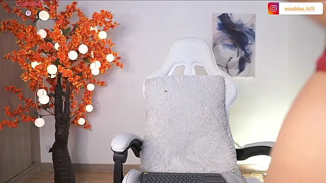 VictoriaHiill online show from 09.17.25