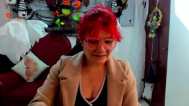 Snapshot of Salomeediaz_ chatting on 10.22.25 Salomeediaz online show from 10.22.25