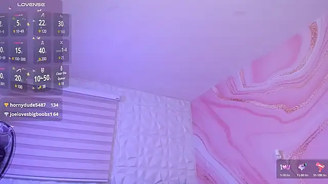 Snapshot of SaraaMills chatting on 01.11.25 SaraaMills online show from 01.11.25