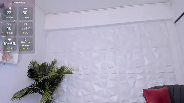 Snapshot of SaraaMills chatting on 01.14.25 SaraaMills online show from 01.14.25