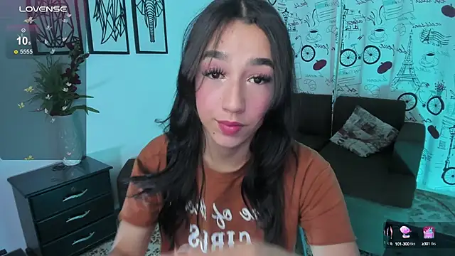 Snapshot of SaraaMills chatting on 01.28.25 SaraaMills online show from 01.28.25