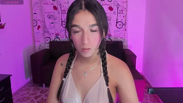 Snapshot of SaraaMills chatting on 03.01.25 SaraaMills online show from 03.01.25