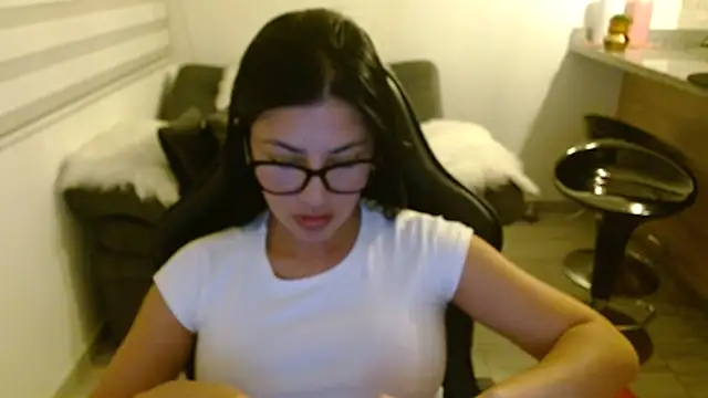 Charlotte cute18 online show from 06.14.26
