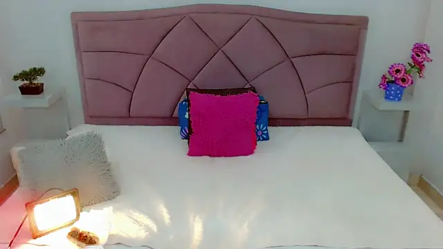 Snapshot of laura_sweett120 chatting on 02.12.25 laura sweett120 online show from 02.12.25