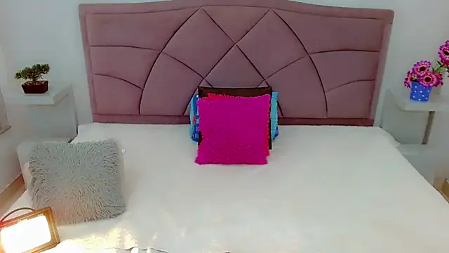 Snapshot of laura_sweett120 chatting on 02.14.25 laura sweett120 online show from 02.14.25