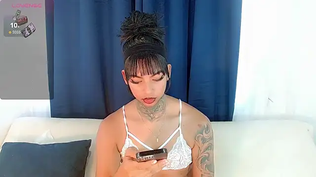 Snapshot of laura_sweett120 chatting on 11.07.25 laura sweett120 online show from 11.07.25