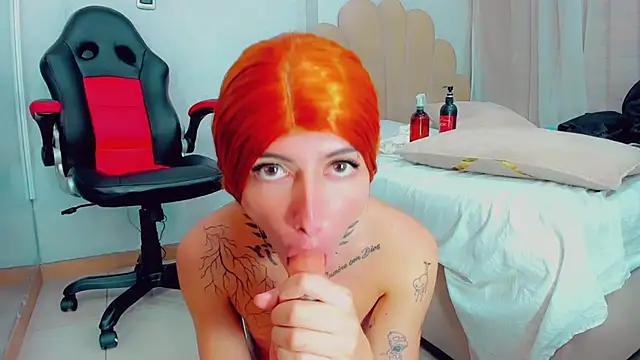 Snapshot of EmilyySaenz chatting on 02.25.25 EmilyySaenz online show from 02.25.25