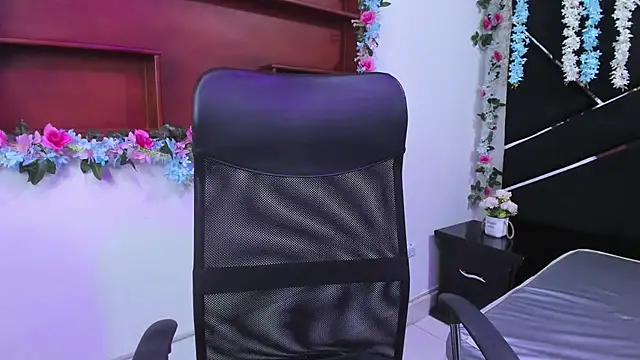 Snapshot of MariaClay chatting on 11.26.25 MariaClay online show from 11.26.25