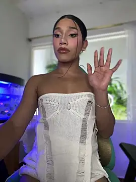 Snapshot of Emaa- chatting on 11.12.25 Emaa- online show from 11.12.25