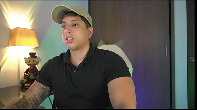 Snapshot of appolo_allen chatting on 11.04.25 appolo allen online show from 11.04.25