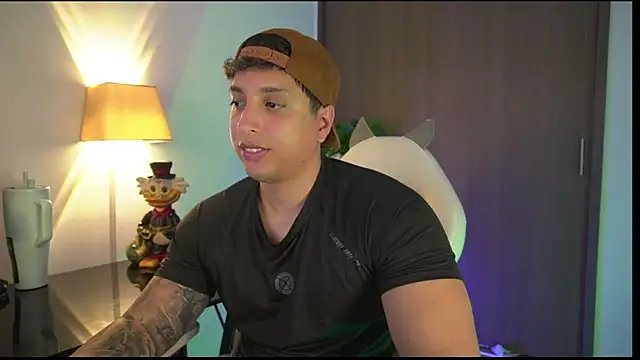 Snapshot of appolo_allen chatting on 11.06.25 appolo allen online show from 11.06.25