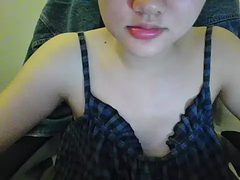 Snapshot of Yin-girl chatting on 09.18.25 Yin-girl online show from 09.18.25