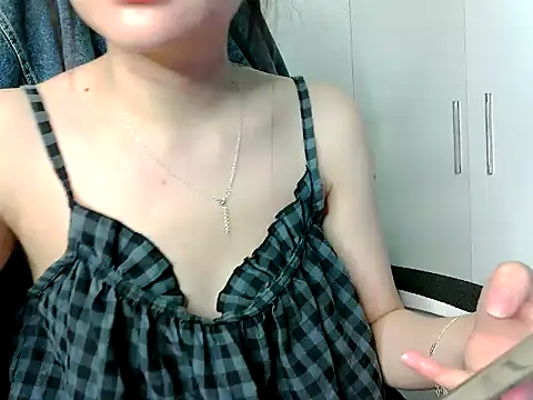 Snapshot of Yin-girl chatting on 11.10.25 Yin-girl online show from 11.10.25