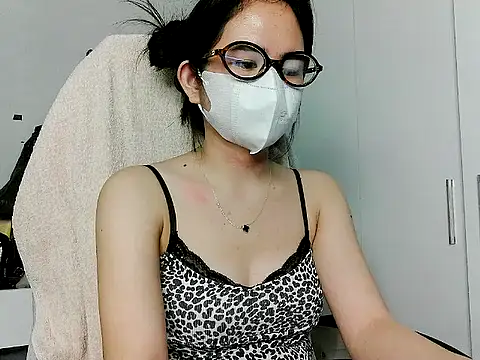 Snapshot of Yin-girl chatting on 11.19.25 Yin-girl online show from 11.19.25