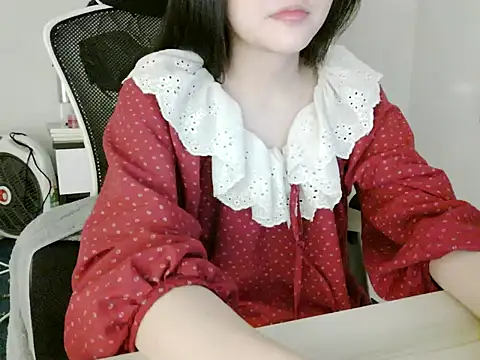 Snapshot of Yin-girl chatting on 01.13.26 Yin-girl online show from 01.13.26