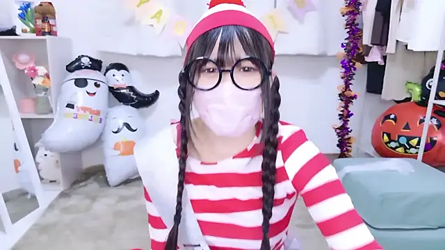 Snapshot of Rico-pin chatting on 10.27.25 Rico-pin online show from 10.27.25